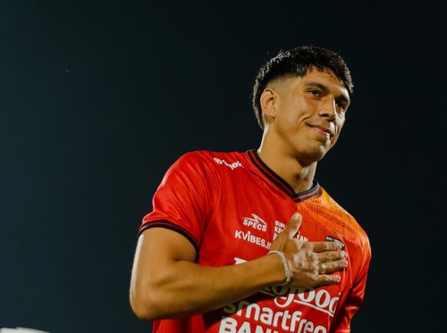 Bek raksasa asal Thailand Elias Dolah resmi diperkenalkan sebagai pemain anyar Bali United setelah lolos medical check up (MCU) atau tes kesehatan.