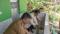 Fasilitas MCK menjadi bentuk komitmen Kalbe dalam penyediaan akses layanan kesehatan melalui sanitasi layak. 