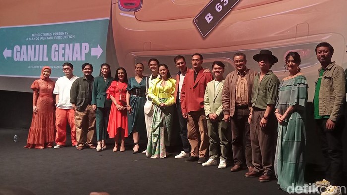 Para bintang dan kru film Ganjil Genap.