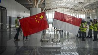 Bendera Indonesia dan China terpasang di lobi Stasiun Tegalluar, Kabupaten Bandung, Jawa Barat, Kamis (22/6/2023).   