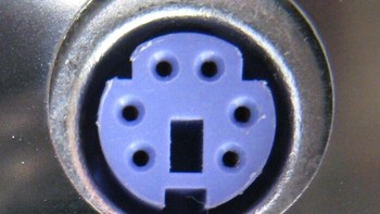 Ini adalah port untuk koneksikan keyboard dan mouse ke CPU. Foto: Boredpanda