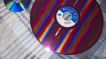 Laserdisc adalah jenis media penyimpanan optik yang digunakan untuk menyimpan video dan audio analog. Laserdisc pertama kali diperkenalkan pada tahun 1978, dan menjadi salah satu media penyimpanan video pertama yang bisa menampilkan gambar berkualitas tinggi dan suara stereo. Laserdisc memiliki bentuk bulat dengan diameter 30 cm, dan dilapisi dengan plastik reflektif yang bisa dibaca oleh laser. Laserdisc memiliki kapasitas penyimpanan sekitar 60 menit per sisi, dan bisa diputar bolak-balik dengan menggunakan pemutar khusus yang disebut laserdisc player. Foto: Boredpanda 