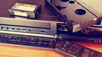 Di tahun 90-an, orang akan menyewa kaset VHS untuk menonton film terbaru. Sekarang ada Netflix dan banyak lagi layanan streaming. Foto: Boredpanda