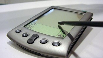 Ini adalah asisten portabel yang memiliki banyak fitur berguna, seperti menyimpan kontak, pembaruan kalender, alat manajemen waktu, dan perangkat lunak pencatat. Foto: Boredpanda