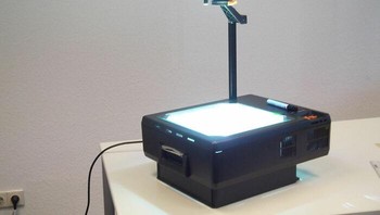 Proytektor Overhead pernah menjadi alat presentasi di kelas. Siswa dapat meletakkan lembaran mereka di atas kaca proyektor dan menampilkan presentasi yang memukau. Seiring kemajuan teknologi, proyektor overhead disingkirkan. Foto: Boredpanda