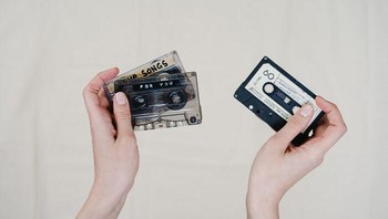 Kaset memiliki daya tarik yang unik. Pecinta musik dapat membuat mixtape dan dengan cermat menyusun lagu favorit mereka untuk dibagikan dengan teman dan orang tersayang. Desingan mekanis dan kicauan mereka menambahkan tekstur pada musik. Sayangnya, mereka perlahan memudar saat musik digital menjadi lebih populer. Foto: Boredpanda