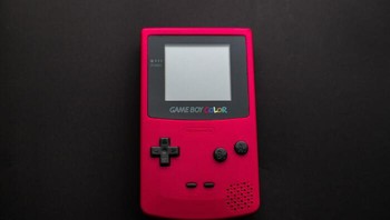 Game Boy adalah konsol permainan video portabel yang dikembangkan dan diproduksi oleh Nintendo. Pertama kali dirilis pada tahun 1989, dan menjadi salah satu konsol permainan video paling populer dan sukses di dunia. Game Boy memiliki bentuk persegi panjang dengan layar LCD monokrom, tombol arah, A, B, Start dan Select. Ada pula slot untuk memasukkan kartu permainan dan baterai AA sebagai sumber daya. Game Boy memiliki banyak judul permainan yang menarik dan berkualitas, seperti Tetris, Super Mario Land, The Legend of Zelda: Link’s Awakening, Pokemon Red dan Blue, dan banyak lagi. Foto: Boredpanda