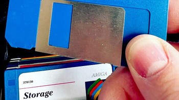 Floppy disk 3,5 inci adalah jenis media penyimpanan magnetik yang digunakan untuk menyimpan data pada komputer. Floppy disk 3,5 inci pertama kali diperkenalkan oleh Sony pada tahun 1981, dan menjadi standar industri pada tahun 1987. Floppy disk 3,5 inci memiliki bentuk persegi dengan sudut melengkung, dan dilapisi dengan plastik keras untuk melindungi disket di dalamnya. Floppy disk 3,5 inci memiliki kapasitas penyimpanan yang bervariasi, mulai dari 360 KB hingga 2,88 MB, tergantung pada format dan kepadatan disket. Floppy disk 3,5 inci digunakan untuk menyimpan berbagai jenis data, seperti dokumen, gambar, musik, program, dan sistem operasi. Foto: Boredpanda