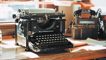 Mesin tik adalah alat mekanis yang digunakan untuk mengetik huruf, angka, dan simbol pada kertas. Mesin tik pertama kali ditemukan pada abad ke-19 oleh beberapa penemu di berbagai negara, tetapi yang paling terkenal adalah mesin tik QWERTY yang dirancang oleh Christopher Latham Sholes, seorang jurnalis dan penemu Amerika. Mesin tik ini menggunakan susunan huruf yang sama dengan yang digunakan oleh keyboard komputer saat ini. Mesin tik menjadi sangat populer di kalangan pekerja kantor, penulis, jurnalis, dan sekretaris sebelum komputer mulai menggantikannya pada akhir abad ke-20. Foto: Boredpanda