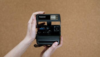 Kamera instan polaroid adalah jenis kamera yang bisa mencetak foto secara langsung setelah diambil. Kamera ini diciptakan oleh Edwin Land, seorang ilmuwan dan penemu Amerika yang terinspirasi oleh pertanyaan putrinya tentang mengapa dia tidak bisa melihat foto yang baru saja diambil oleh ayahnya. Land mulai bereksperimen dengan bahan kimia dan proses yang bisa menghasilkan gambar dalam hitungan detik.  Kamera instan polaroid menjadi sangat populer di kalangan masyarakat, terutama di era 1960-an dan 1970-an, ketika banyak orang menggunakannya untuk mengabadikan momen penting dalam hidup mereka. Foto: Boredpanda