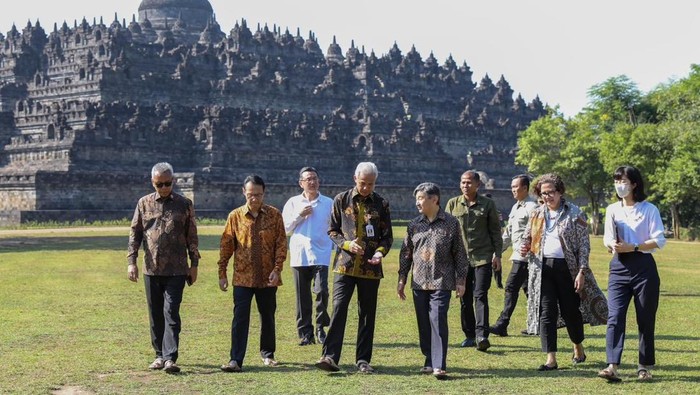 Ganjar Pranowo menemani Kaisar Jepang Naruhito berkunjung ke Candi Borobudur.