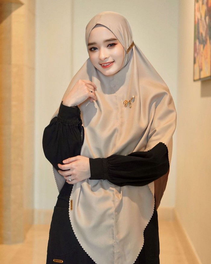 Gaya hijab Inara Rusli.