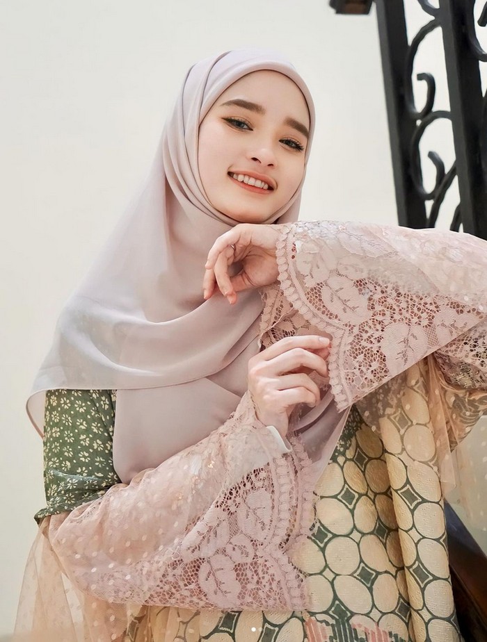 Gaya hijab Inara Rusli.