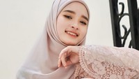 Inara Rusli bercerai usai suaminya Virgoun ketahuan selingkuh. Pasca bercerai Inara memutuskan untuk melepas cadar yang dipakai agar bisa bekerja untuk menafkahi anak-anaknya. (Foto: Dok. Instagram @mommy_starla.)