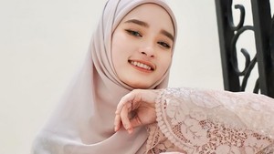 Di balik semua masalah, Inara Rusli berusaha kuat menghadapi situasi sulit. Foto: Dok. Instagram @mommy_starla