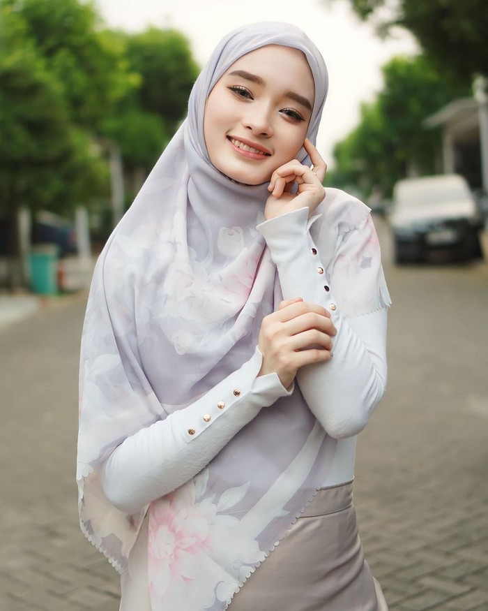 Gaya hijab Inara Rusli.