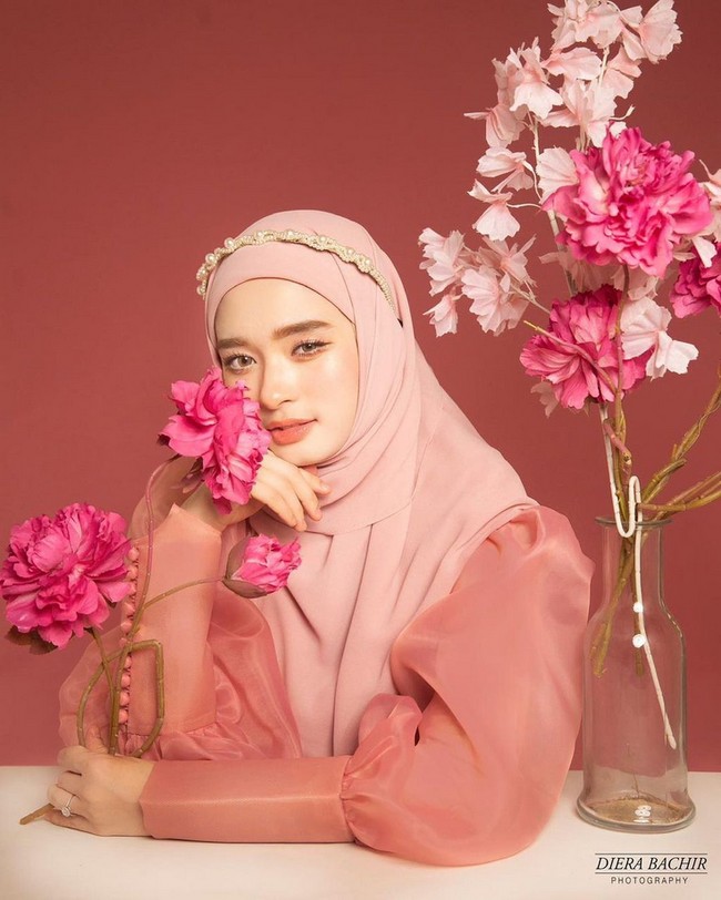 Saat menjadi model pemotretan, Inara Rusli memakai dress organza pink dari Barli Asmara. Dress yang dikenakannya memiliki detail lengan balon dan terdapat kancing di bagian ujung pergelangan tangan. Foto: Dok. Instagram @mommy_starla.