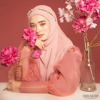 Saat menjadi model pemotretan, Inara Rusli memakai dress organza pink dari Barli Asmara. Dress yang dikenakannya memiliki detail lengan balon dan terdapat kancing di bagian ujung pergelangan tangan. Foto: Dok. Instagram @mommy_starla.