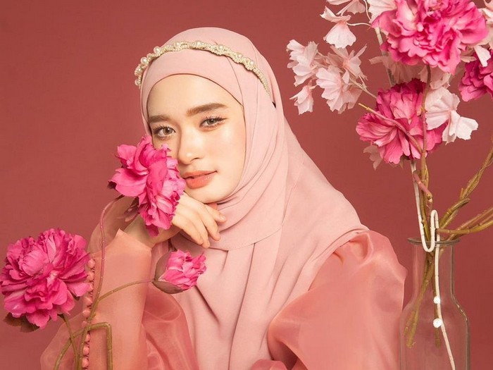 Gaya hijab Inara Rusli.