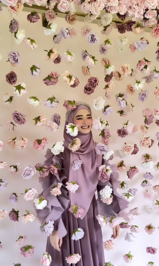 Di TikTok @inalaura18, Inara menjawab salah satu pertanyaan warganet yang mengira dirinya telah melakukan suntik putih. Suntik putih lagi nanya lagi suntik putih. Suntik rabies, jawab Inara sambil memegang bulu mata. Inara juga menjawab pertanyaan warganet yang sering menganggap dirinya sulam alis. Alis aku pakai browcara yang Holika Brow Correcting Shape. Aku pakai yang light brown. Aku nggak suka pakai pensil warna-warna gelap muka jadi antagonis, jawabnya saat siaran langsung di TikTok. Foto: Dok. Instagram @dierabachir.