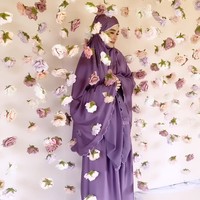 Kemudian sesi foto berikutnya, Inara mengenakan mukena warna ungu dari Etty Bachir Collection @ettybachir dengan backdrop bunga cantik yang dihias menggantung.  Foto: Dok. Instagram @dierabachir.