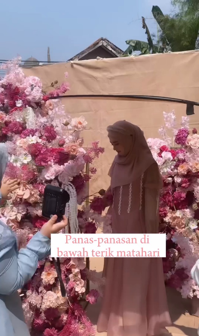 Selanjutnya Inara Rusli bersama Diera Bachir melakukan sesi foto outdoor. Inara terlihat menikmati sesi foto walaupun berada di bawah terik matahari. “Panas-panasan di bawah terik matahari. Penasaran hasilnya tunggu ya,” tulis Diera.  Foto: Dok. Instagram @dierabachir.