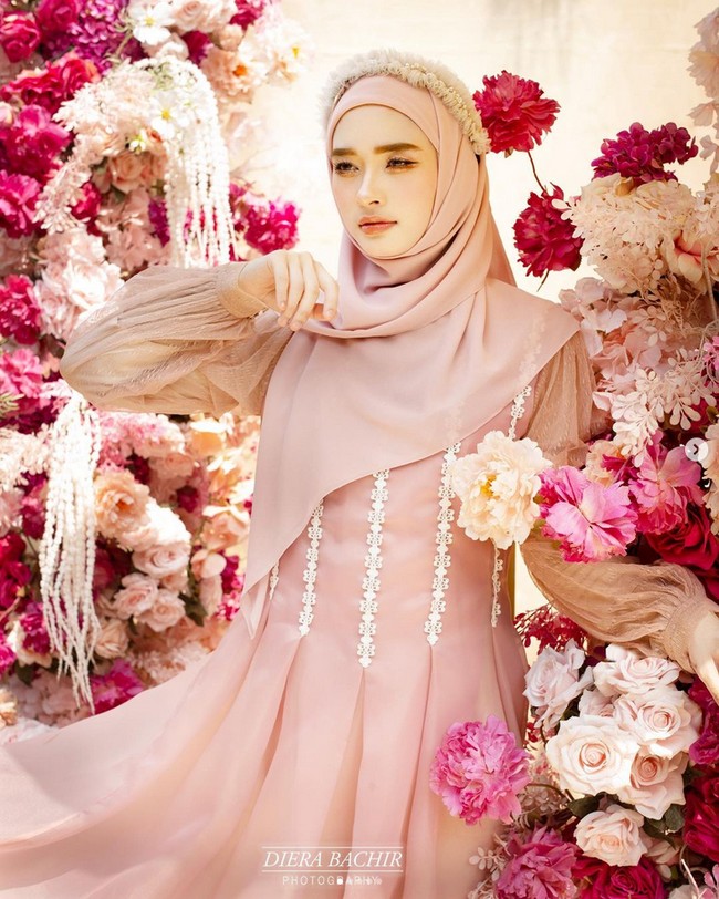 Belum lama ini, Inara Rusli menjadi model untuk sesi foto bersama fotografer Diera Bachir. Inara tampil mengenakan hijab segi empat instan andalannya dan busana serba pastel pink. Ada yang foto di dalam ruangan dengan backdrop pink dan bunga. Foto: Dok. Instagram @dierabachir.