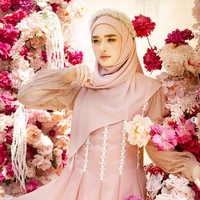 Belum lama ini, Inara Rusli menjadi model untuk sesi foto bersama fotografer Diera Bachir. Inara tampil mengenakan hijab segi empat instan andalannya dan busana serba pastel pink. Ada yang foto di dalam ruangan dengan backdrop pink dan bunga. Foto: Dok. Instagram @dierabachir.