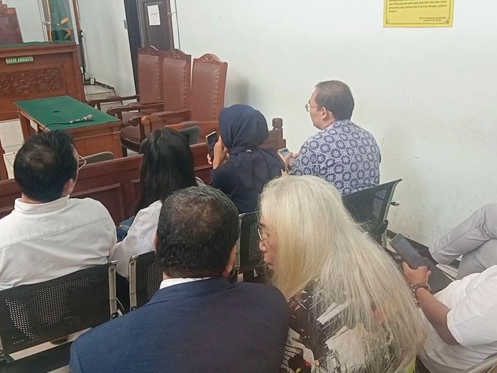 Gideon Tengker hadir di Pengadilan Negeri Jakarta Selatan.