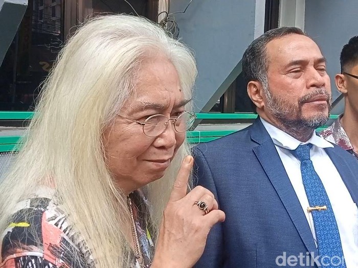 Gideon Tengker menghadiri sidang gugatan gono-gini.