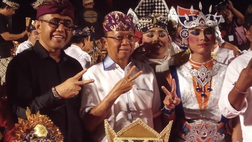 Gubernur Bali Wayan Koster berfoto bersama masyarakat pada acara Pesta Kesenian Bali di Denpasar, Rabu malam (21/6/2023).