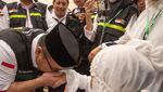 5 Potret Keakraban Gus Men dengan Jemaah Haji Indonesia