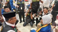 Menteri Agama Gus Yaqut berdialog dengan Mbah Suminah jemaah calon haji tertua, berusia 103 tahun asal Rembang, Jawa Tengah.  Foto: Tim MCH 2023