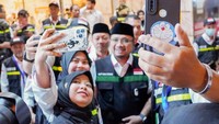 Berdialog dan melayani swafoto dari jemaah calon haji. Foto: Tim MCH 2023