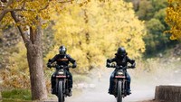 Pabrikan memberikan sentuhan klasik melalui desain lampu yang membulat sempurna, kemudian sepasang spion dengan desain serupa dan selongsong knalpot yang dirancang tegak lurus. Foto: Harley-Davidson India.