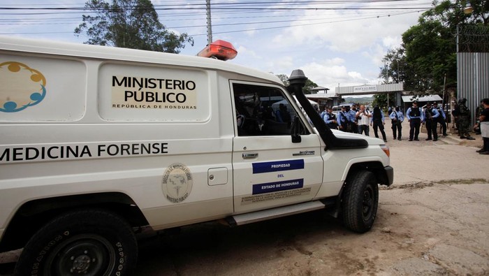 Security forces operate outside the Centro Femenino de Adaptacion Social (CEFAS) women prison following deadly riot in Tamara, on the outskirts of Tegucigalpa, Honduras, June 20, 2023. REUTERS/Fredy Rodriguez