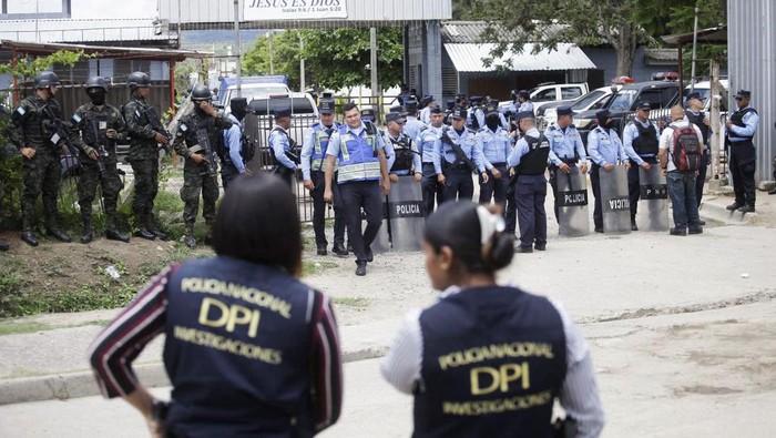 Security forces operate outside the Centro Femenino de Adaptacion Social (CEFAS) women prison following deadly riot in Tamara, on the outskirts of Tegucigalpa, Honduras, June 20, 2023. REUTERS/Fredy Rodriguez