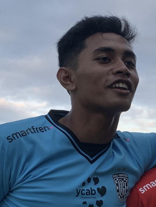 Kiper muda Bali United I Komang Aryantara.