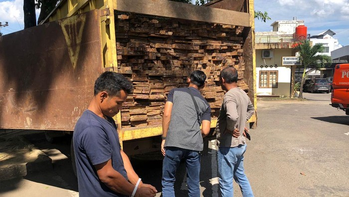 Truk tanpa nomor polisi yang angkut kayu ilegal diamankan di Jambi.