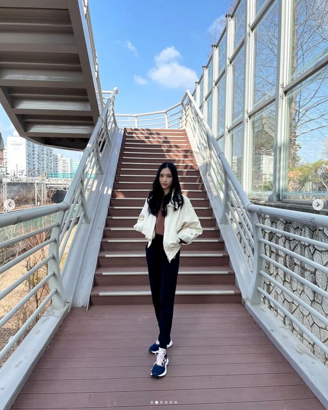 ANJAY BETUL TETEH BANDUNG JADI IDOL KPOP EUY, Dia yang debut kenapa aku yang bangga ya Sukses ya teh via, mbak dita, aa zayyan. Semuaaa deh  Geulis pisan si teteh, semangat berkarir teh via  komentar netizen setelah mendengar kabar debutnya. Foto: Instagram