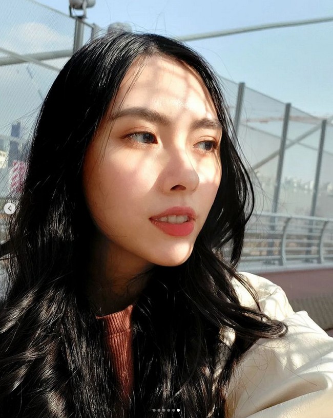 Via yang berparas ayu diketahui berasal dari Bandung, Jawa Barat. Hal itu membuat netizen takjub karena ada mojang Bandung yang terjun ke industri KPop. Foto: Instagram