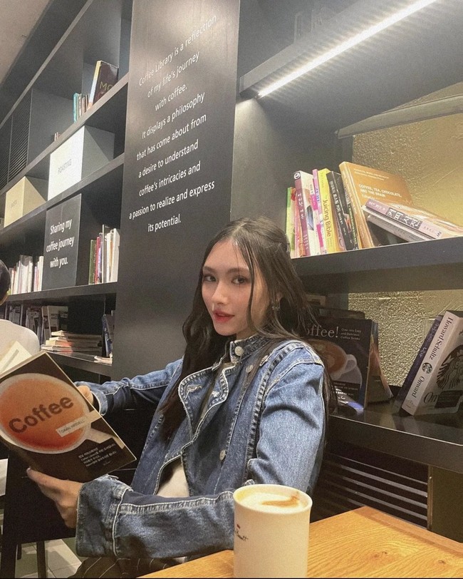Sebelumnya Via menjadi member pre-debut girl group MEP-C naungan GBK Entertainment. Dia kerap membagikan fotonya di akun Instagram @mepc_via. Paras cantiknya mengingatkan netizen dengan Hyein NewJeans. Foto: Instagram