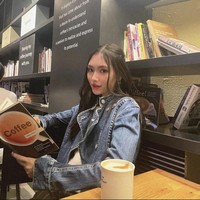 Sebelumnya Via menjadi member pre-debut girl group MEP-C naungan GBK Entertainment. Dia kerap membagikan fotonya di akun Instagram @mepc_via. Paras cantiknya mengingatkan netizen dengan Hyein NewJeans. Foto: Instagram