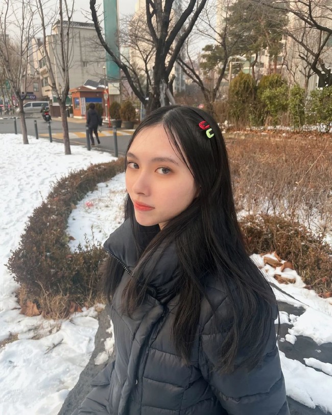 Via lahir pada 19 Januari 2001 kini berusia 22 tahun. Dia merupakan lulusan Sekolah Tinggi Musik Bandung. Foto: Instagram