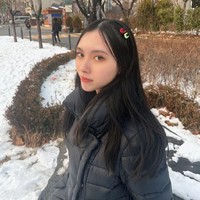 Via lahir pada 19 Januari 2001 kini berusia 22 tahun. Dia merupakan lulusan Sekolah Tinggi Musik Bandung. Foto: Instagram