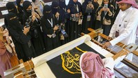 Seperti diketahui, kiswah merupakan kain penutup Kabah. Kiswah dihiasi dengan kaligrafi ayat-ayat suci Al-Quran.
