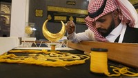 Saudi Ahmed Al Humani menyulam kaligrafi Islam pada tahap akhir persiapan Kiswah atau penutup Kabah di pameran Media Oasis, Makkah, Arab Saudi, Rabu (21/6/2023).