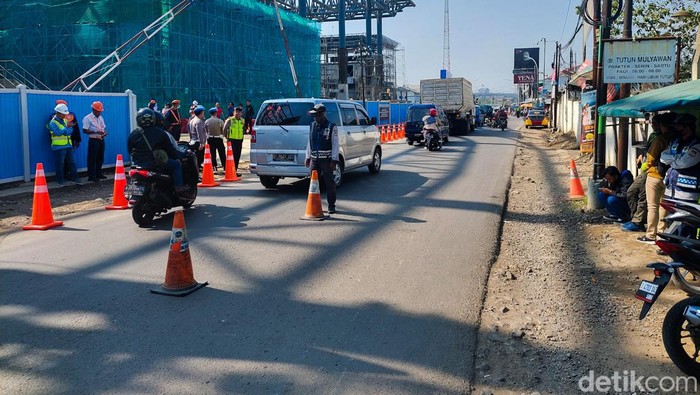 Jalan Raya di Depan Stasiun Kereta Cepat Jakarta Bandung (KCJB) Padalarang