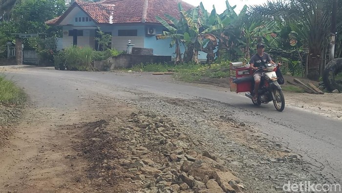 Jalan wisata Batuhiu yang rusak akibat aktivitas proyek
