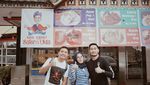 Pose Keren Jeje Govinda Suami Syahnaz Sadiqah Saat Ngopi di Kafe